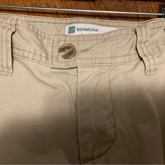 👚(bundle 4 items w/👚for $16)
. Bermuda shorts by GAP - Picture 7 of 11